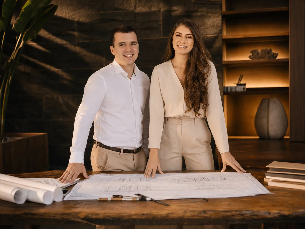 Fundadores da De Carli em mesa de projetos.